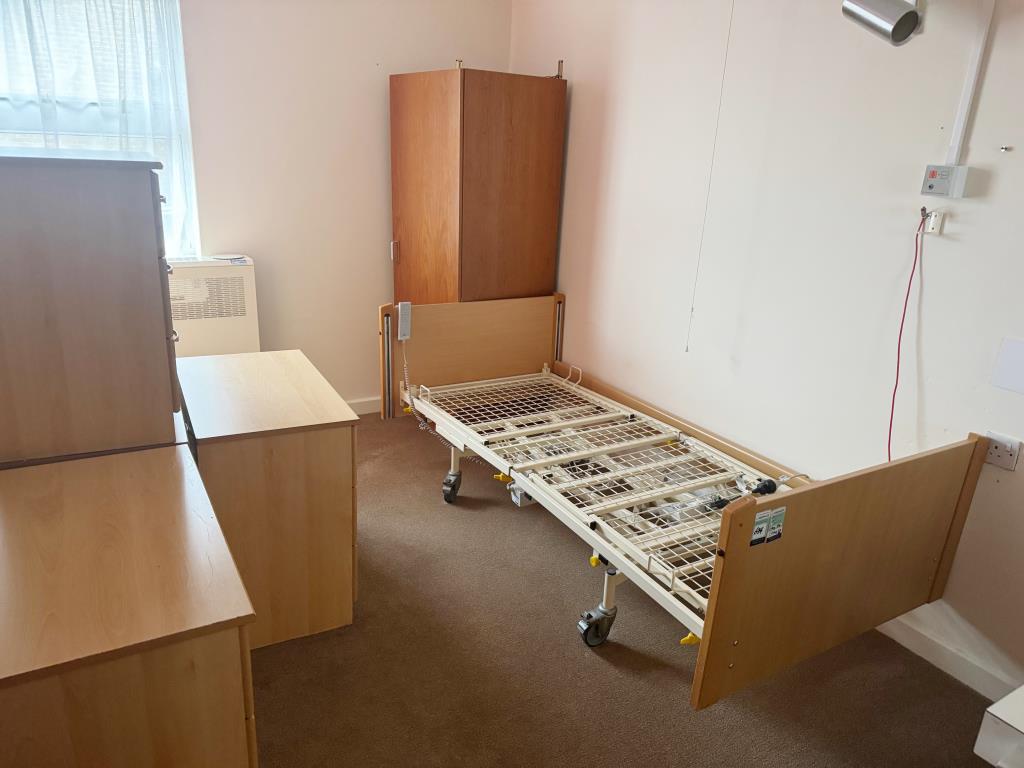 Lot: 64 - SUBSTANTIAL PREMISES WITH CAR PARK AND POTENTIAL ON ONE ACRE PLOT - Example of bedroom